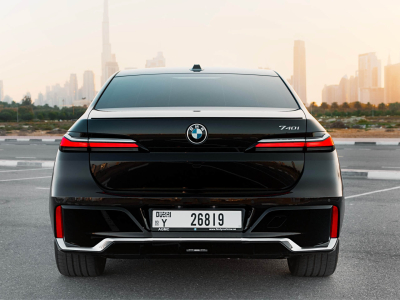 BMW 740i