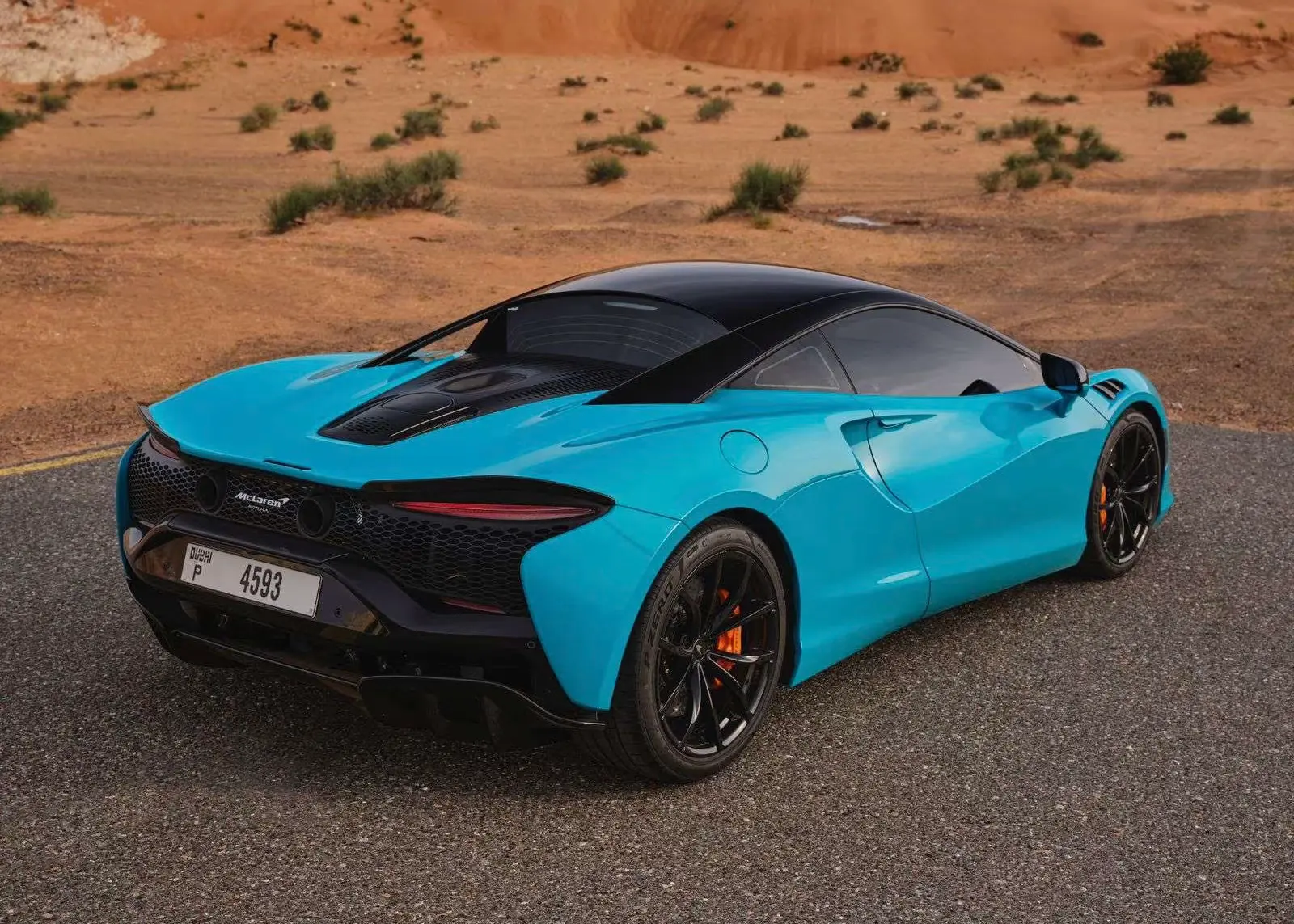Rent McLaren Artura in Dubai
