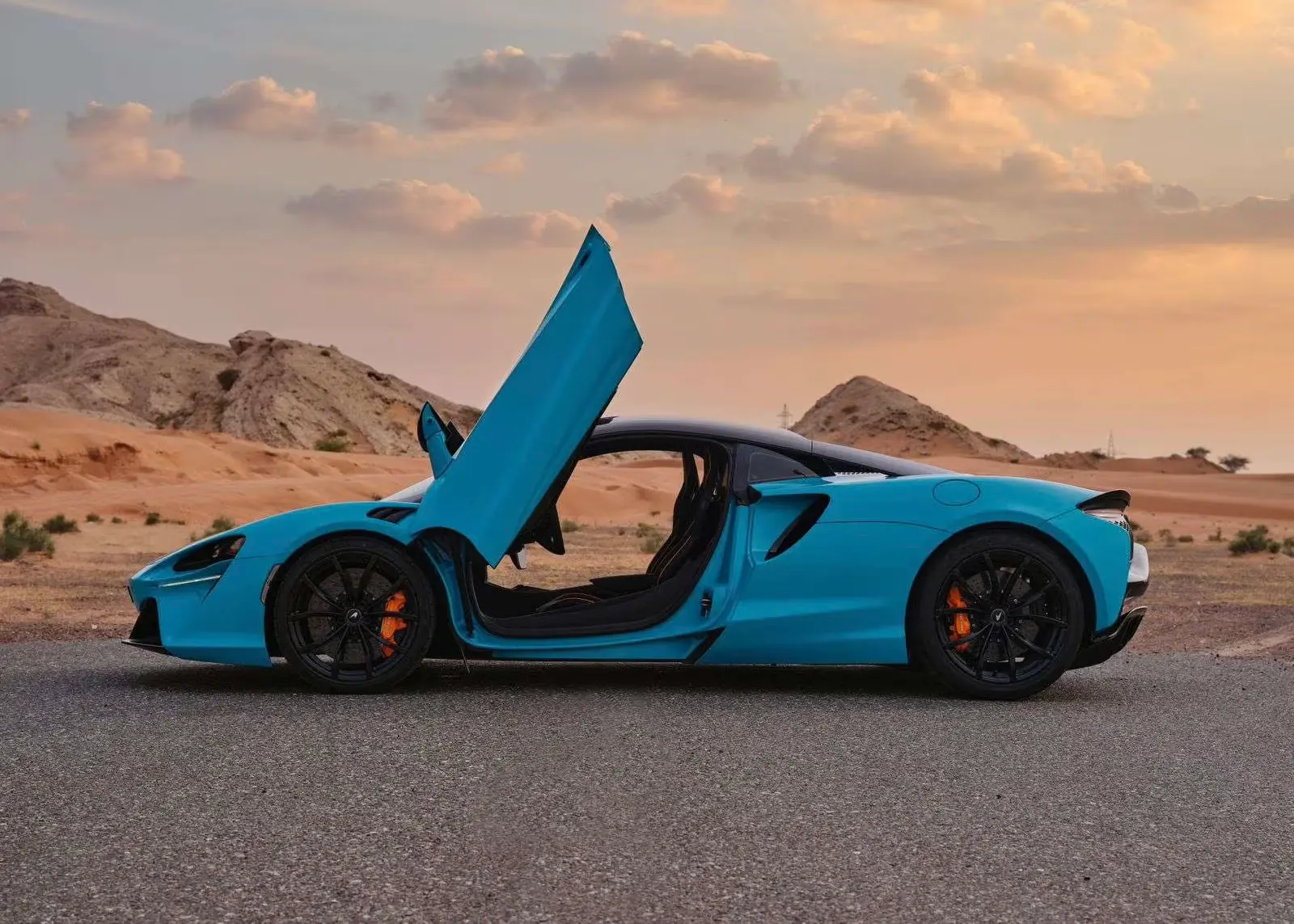 Rent McLaren Artura in Dubai