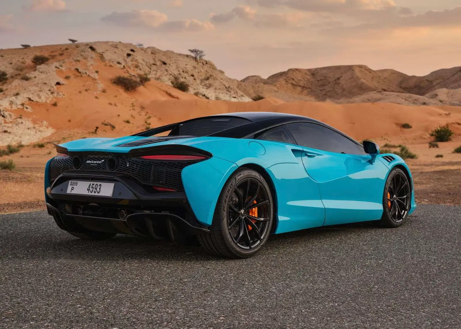 Rent McLaren Artura in Dubai