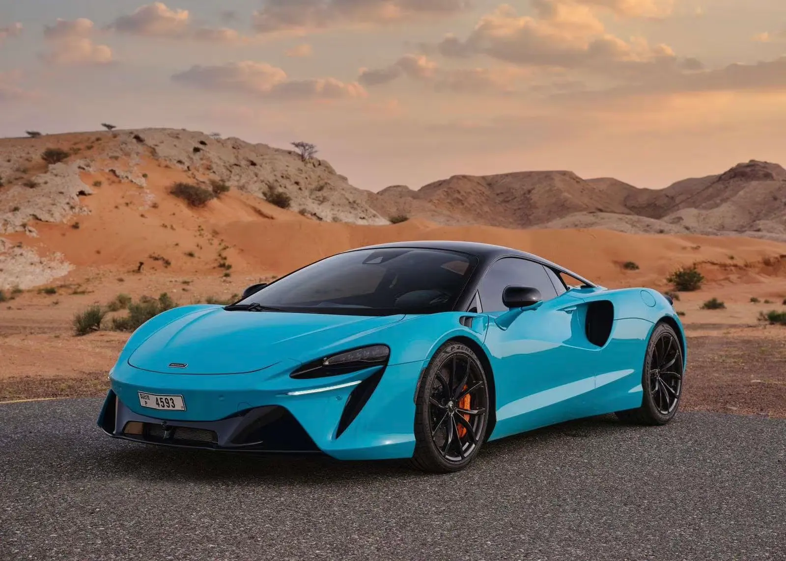 Rent McLaren Artura in Dubai