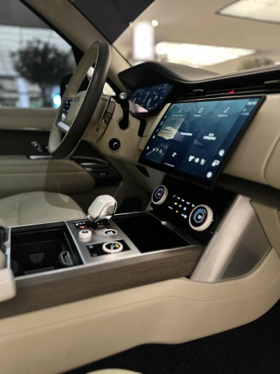 Rent Range Rover Vogue SV in Dubai