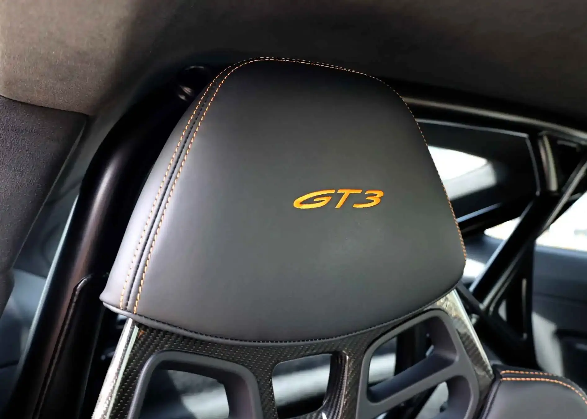 Rent Porsche GT3 in Dubai