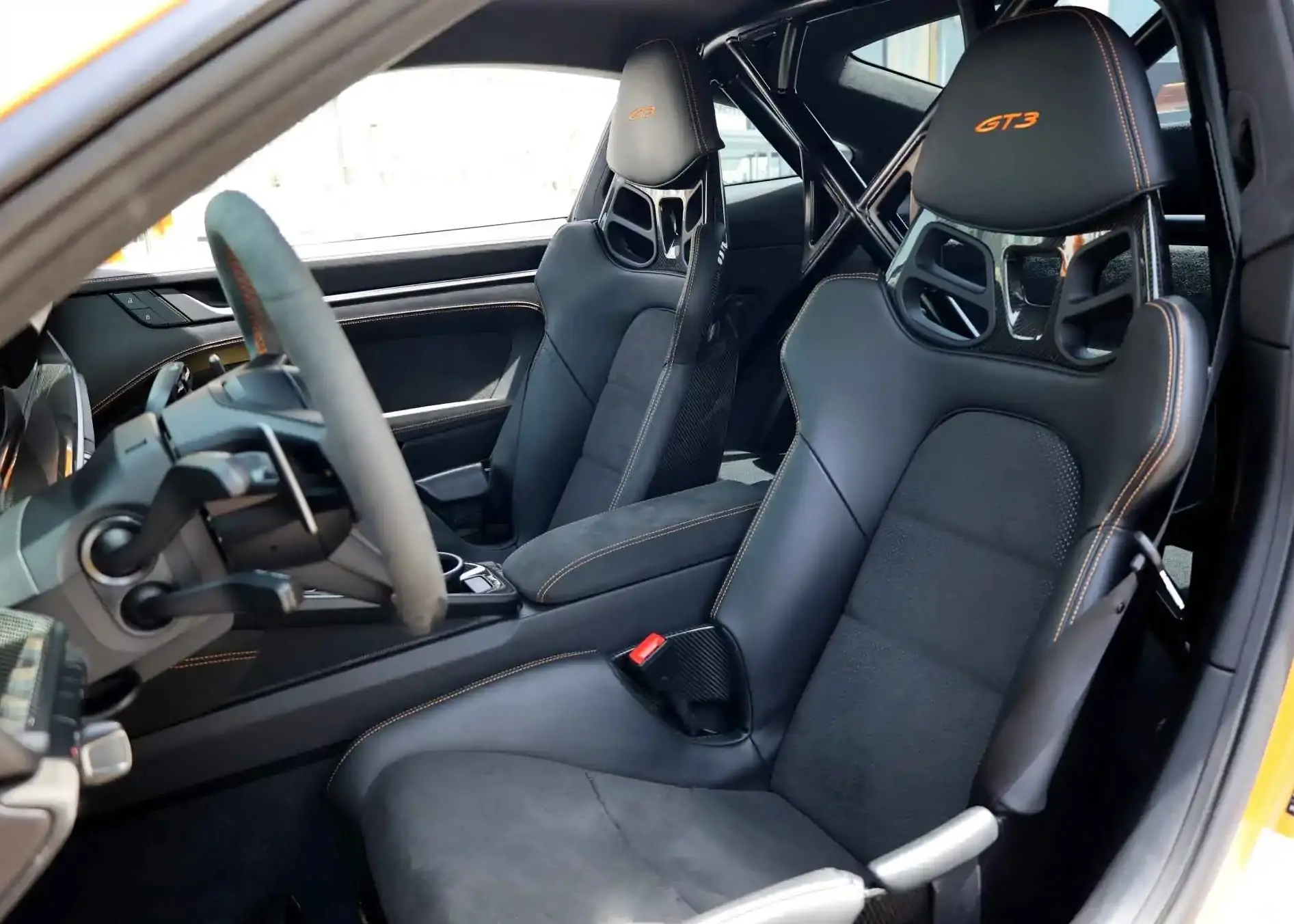 Rent Porsche GT3 in Dubai