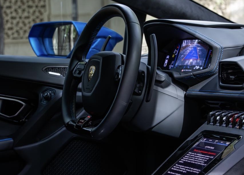 Rent Lamborghini Huracan Evo in Dubai