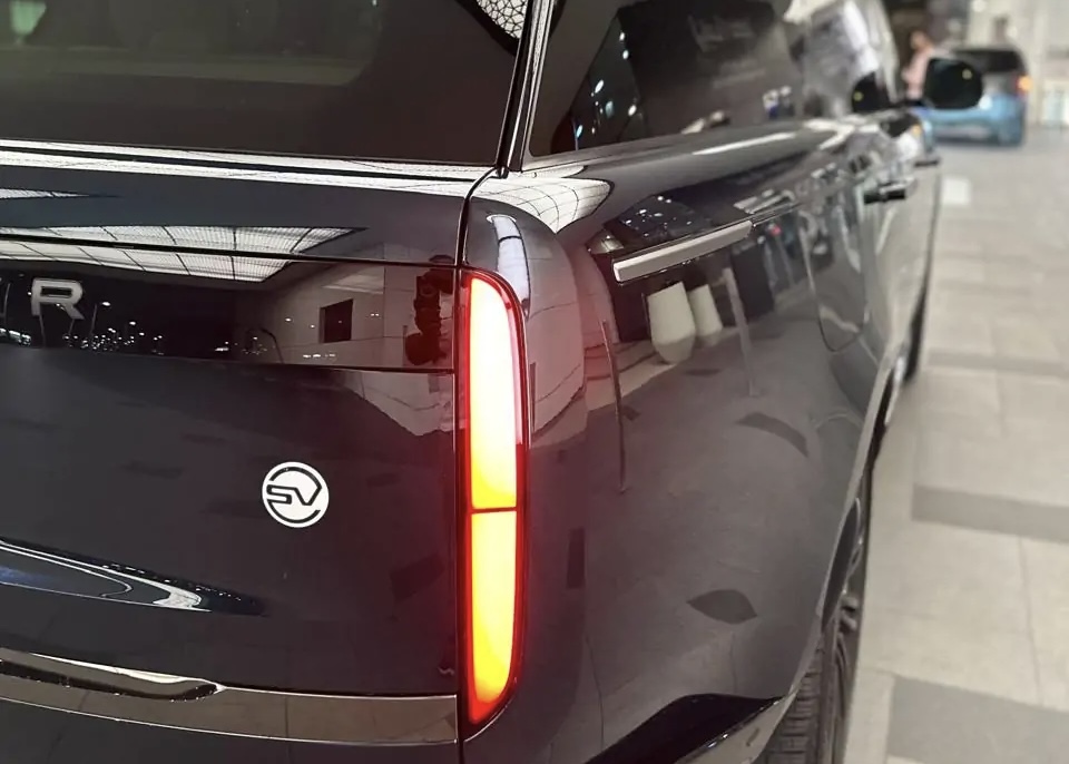 Rent Range Rover Vogue SV in Dubai